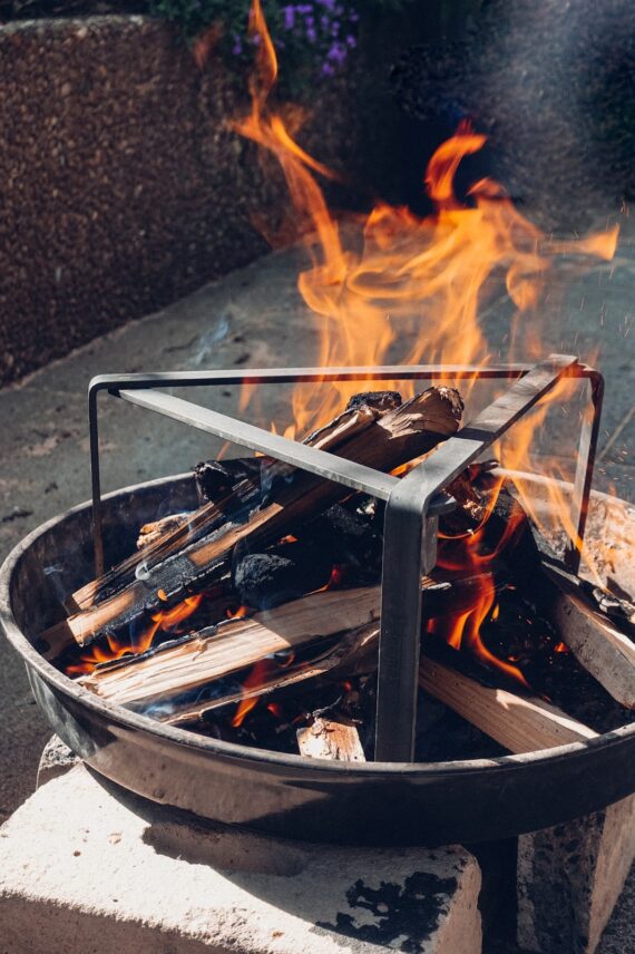 Petromax Pfannenknecht Outdoor Kitchen Unterstützung für Pfannen und Dutch Oven im Lagerfeuer. 07