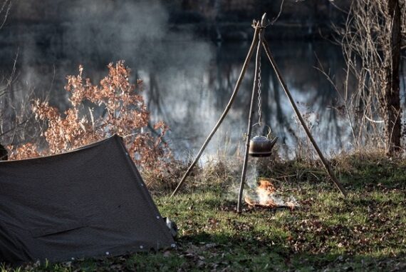 Petromax Dreibein Ring d ring Lagerplatz mit Dreibein Tripod Lashing camp with tripod and fire Plaque darrimage champ avec trepied et feu